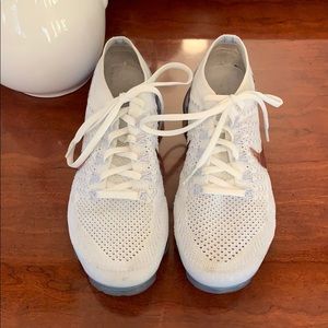 NIKE vapormax tennis shoe